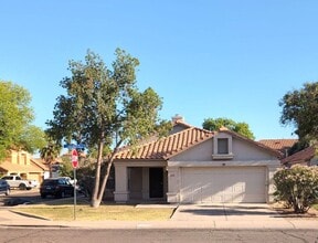 Building Photo - 2325 E Lakecrest Dr