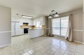 Building Photo - 7020 Stonybrooke Dr