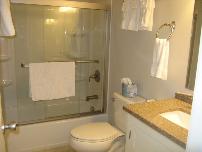 Baño del pasillo - 5721 Northumberland St