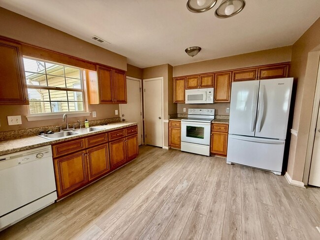 Building Photo - Beautiful water views with 3 bedrooms and ...