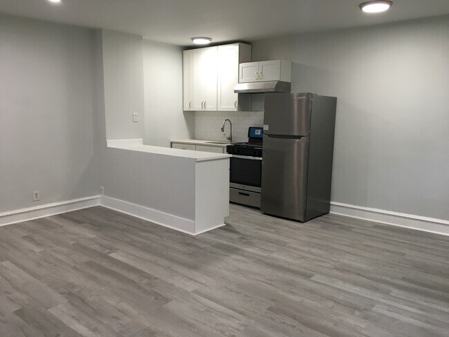 Kitchen - 320 Rochelle Ave