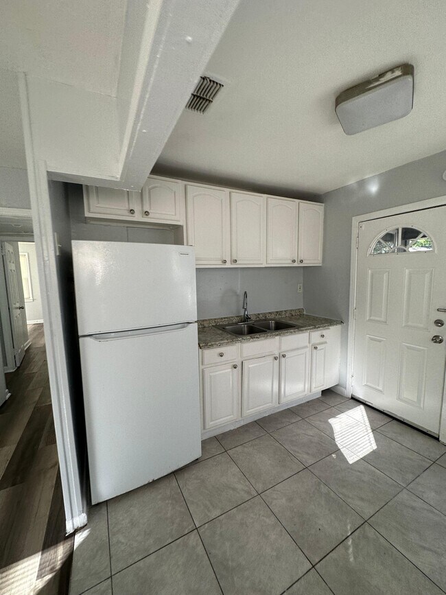 Building Photo - 1611 W 34th St