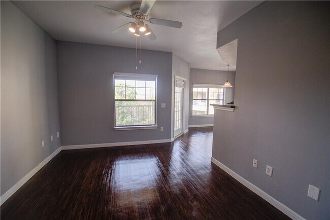 Living Rom - 2320 Gracy Farms Ln