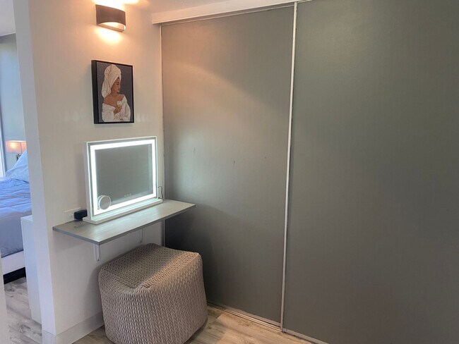 Building Photo - Fully Furnished One Bedroom