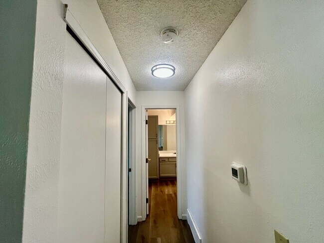 Foto del edificio - 1 bed 1 bath condo w/ in unit laundry