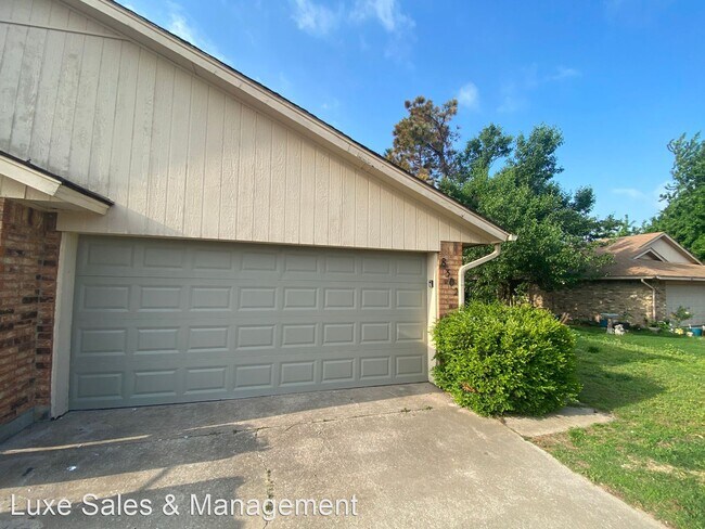 Building Photo - 2 br, 2 bath House - 8302 NW 8th Street