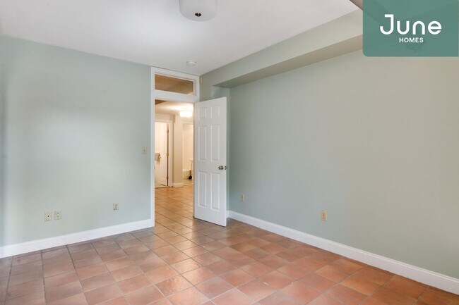 Building Photo - ROOM ONLY in 5-bed/3.0-bath Home