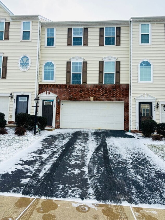 3 Bedroom Townhome - Available March 1st! - 3 Bedroom Townhome - Available March 1st!