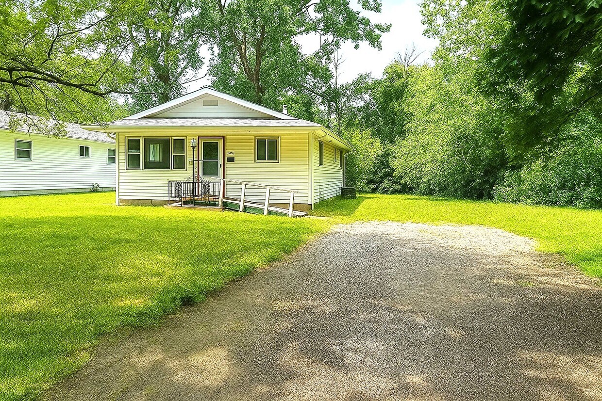 Primary Photo - 2194 N Riley Ave