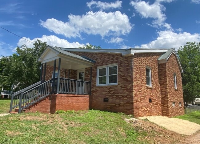 Building Photo - 3 Bedroom, 2 bath Home