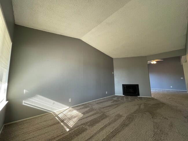 Foto del edificio - Move-In Ready 2-Bedroom Duplex with Modern...
