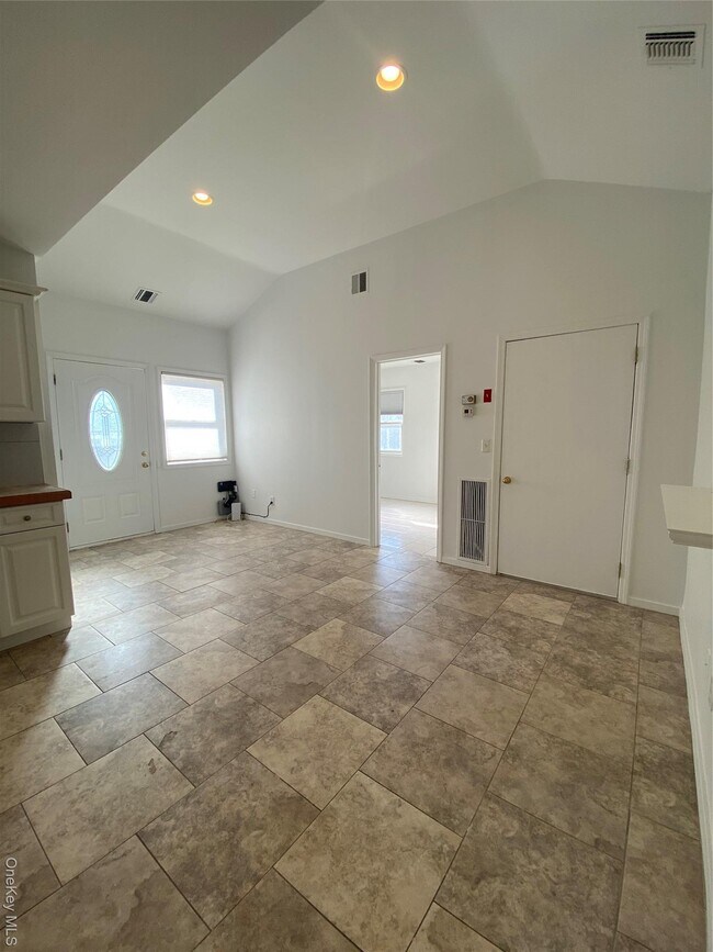 Foto del edificio - 355 Bayville Ave