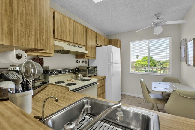 Building Photo - 6795 Huntington Ln