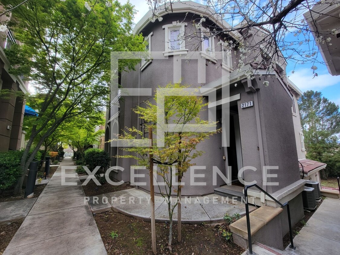 Primary Photo - Beautifully Updated 2/2 with 2 Car Garage,...