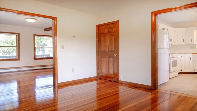 Building Photo - 946 Main St