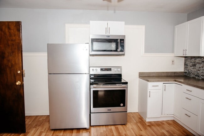 Foto del edificio - Bright and Spacious 3-Bedroom Apartment in...