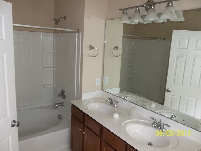Building Photo - 4 bed 3.5 bath Townhouse Vineyard Square