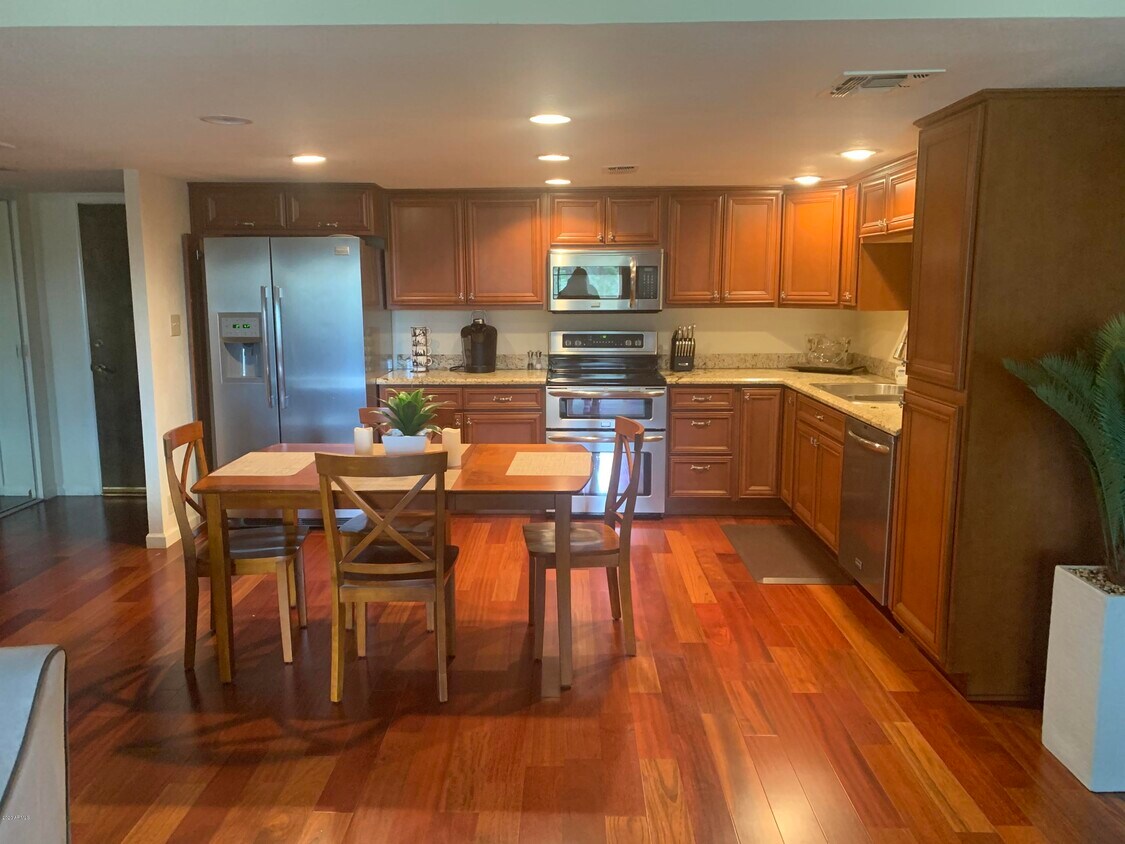 Foto principal - 7910 E Camelback Rd