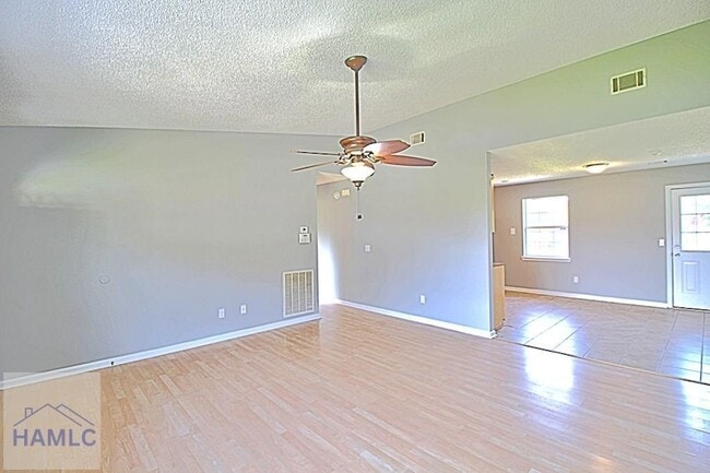 Building Photo - 850 Lyndsi Ln