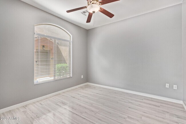 Foto del edificio - 2150 W Alameda Rd