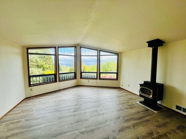 Building Photo - One Level Home with Water View