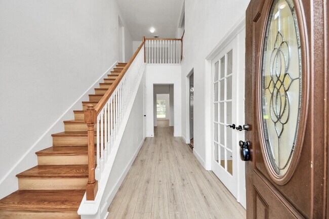 Foto del edificio - Spacious 4-Bedroom Home with Private Office & Room for Everyone!