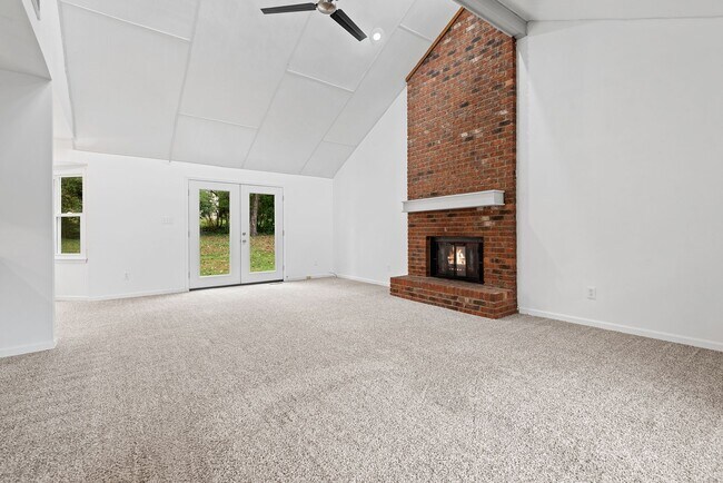 Building Photo - Available Now! Charming 3-bed, 2-bath hous...