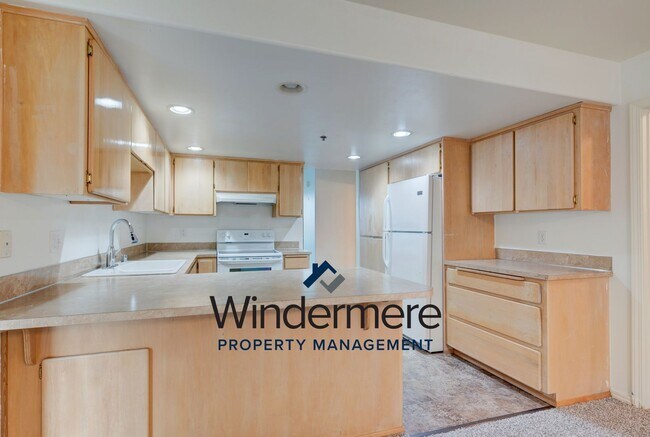 Foto del edificio - 3 Bed 2 Bath Ground Level Condo