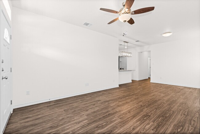 Foto del edificio - 5104 Rose Gdn Lp