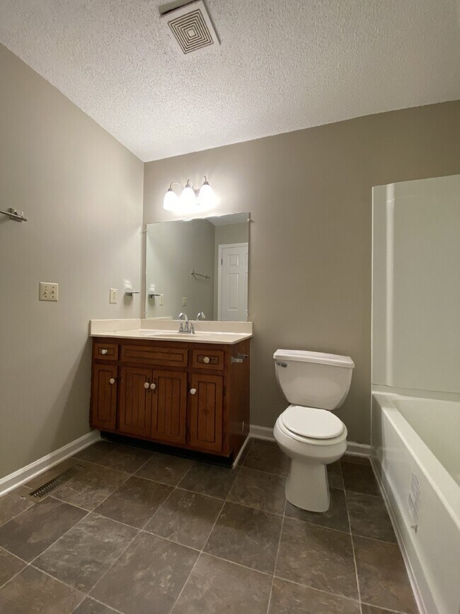 Building Photo - "Charming 3-Bedroom Home at 284 Northwood,...