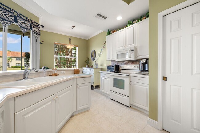 Foto del edificio - Experience Bell Tower Park. GATED ground floor 2 Bed 2 Bath Den 1 Car Garage Condo.