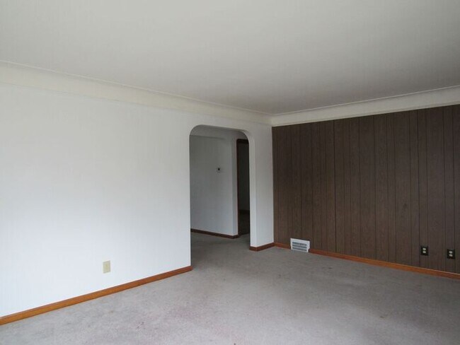 Building Photo - Spacious 3BD+/2BA House in Newburgh Hts.