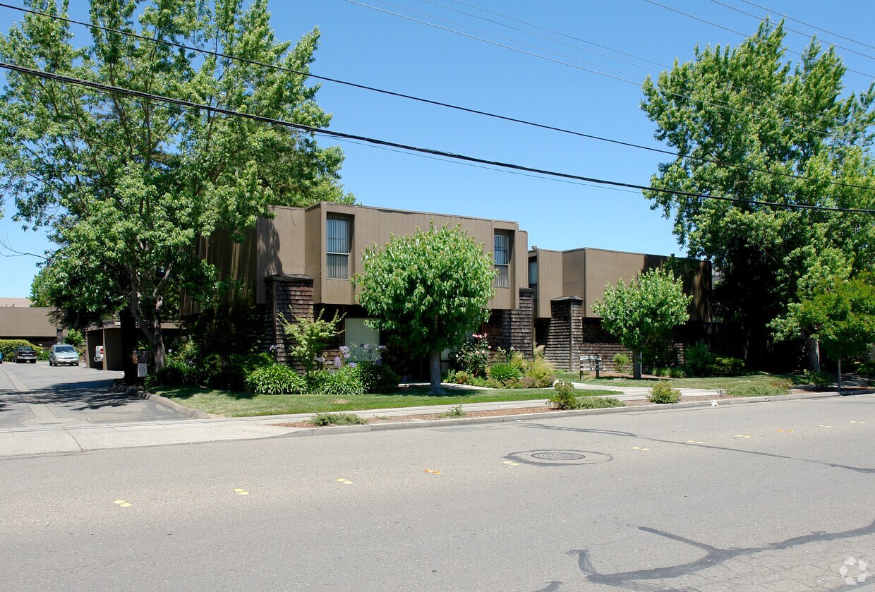 Primary Photo - Bicentenial Apartments