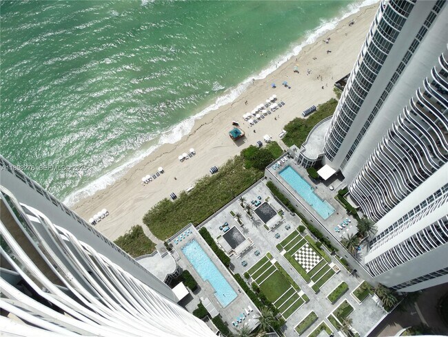 Foto del edificio - 15901 Collins Ave