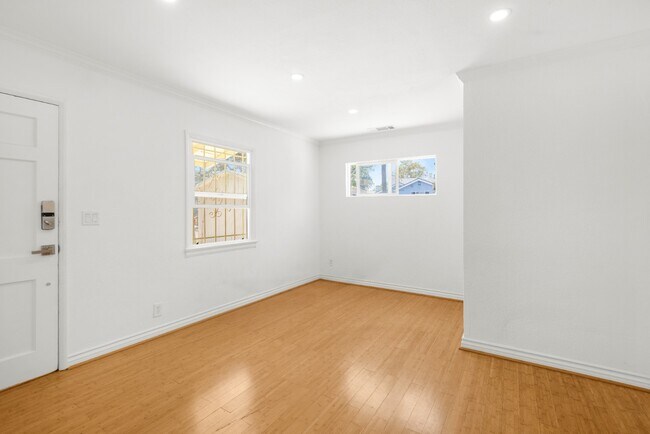 Foto del edificio - Updated 2BR Duplex in Angeles Mesa – Solar...