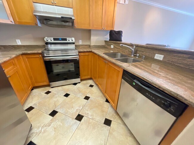 Foto del edificio - $1,000 OFF FIRST MONTH'S!!! Bright Upper Unit With Beautiful View Near East 14th In San Leandro, ...