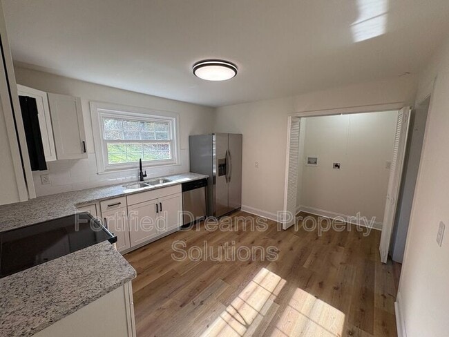 Building Photo - 4738 Eastwin Dr