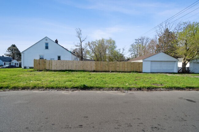 Building Photo - 3 Bedroom 1 Bath with Garage! - $1,400 - S...