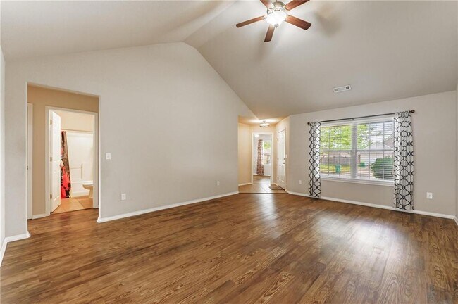 Building Photo - 530 Lasso Ln