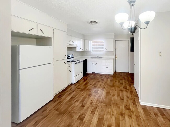 Building Photo - 519-521 East Sunset Circle