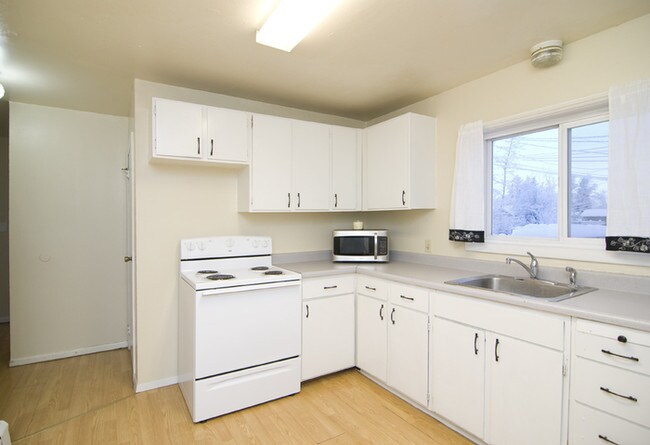 Building Photo - 712 16th Ave