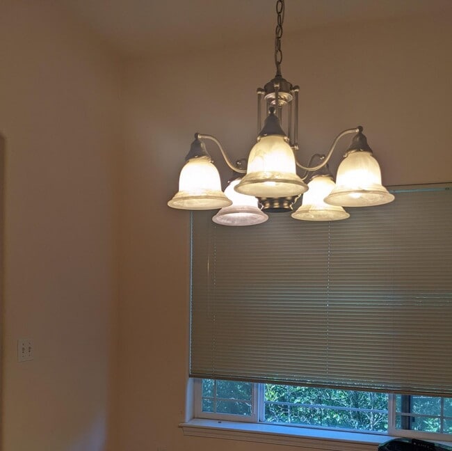 Building Photo - Woodinville Duvall Road. 4 bed. +den. 2.5 ...