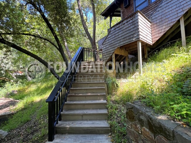 Building Photo - Picturesque 1BR/1BA Ross Cottage!  A/C! De...
