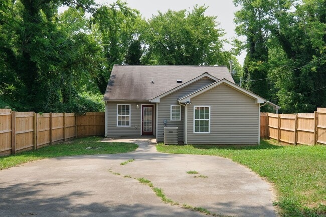 Building Photo - Single Family Home w/ Fenced in Backyard