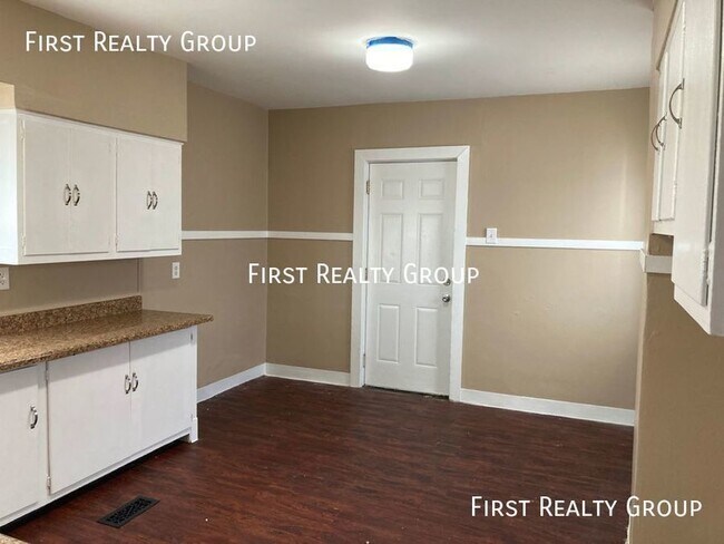 Foto del edificio - Large 3 bedroom, 1.5 Bath House. Move In R...