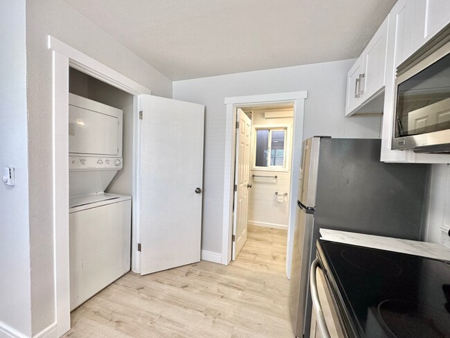 Foto del edificio - 6123 E Trent Ave