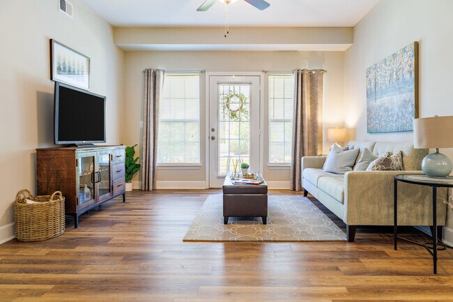 Foto del edificio - Revere at Spring Hill