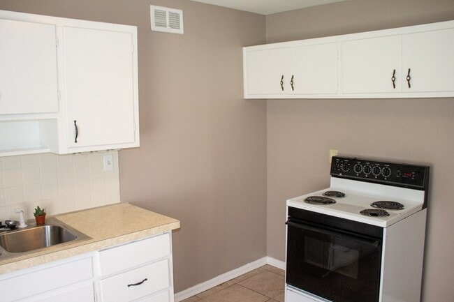 Building Photo - 8907 E 73rd St