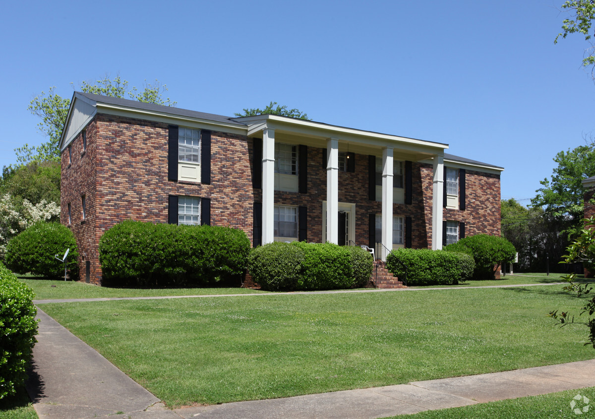 Primary Photo - Country Club Apartments