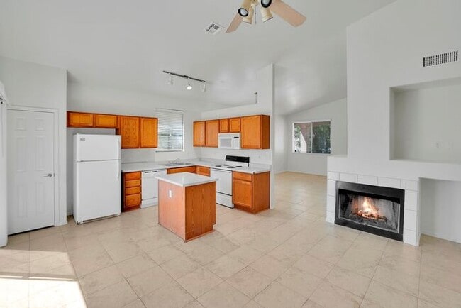 Building Photo - Gorgeous 3 Bedroom 2 Bath Home in Rita Ranch